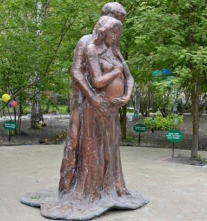 Հուշարձաններ՝ նվիրված հղի կանանց և նորածիններին