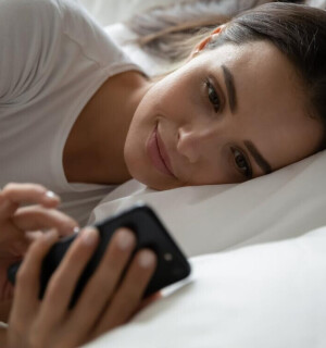 Վնասակա՞ր է արդյոք հեռախոսը մահճակալի մոտ թողնել քնած ժամանակ